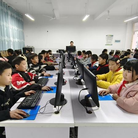 Jiangsu Jutian-eko Sun Haiqing-ek nola ahaldundu zuen jaioterriko hezkuntza ordenagailuen dohaintzen bidez?